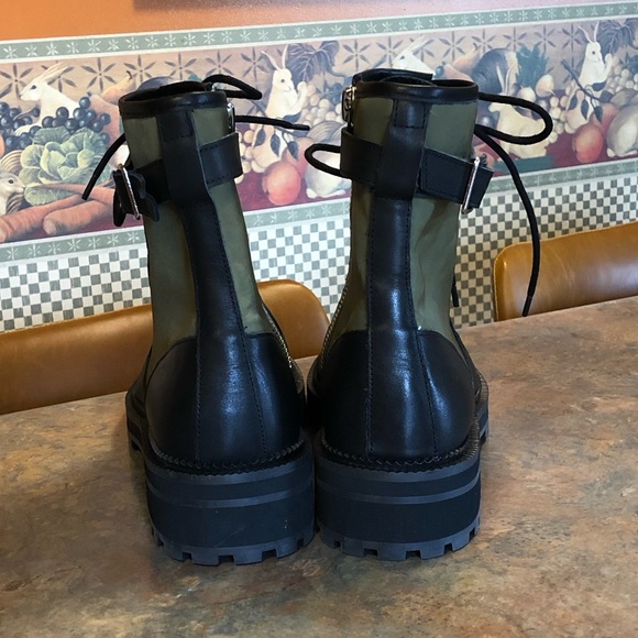 Urban Outfitters - Picture 2 of 8